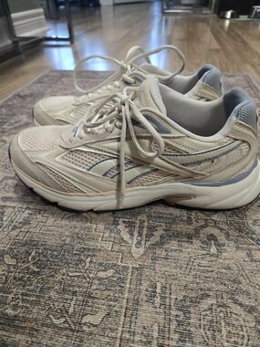 Reebok Women's Beige and Light Blue Athletic Sneakers